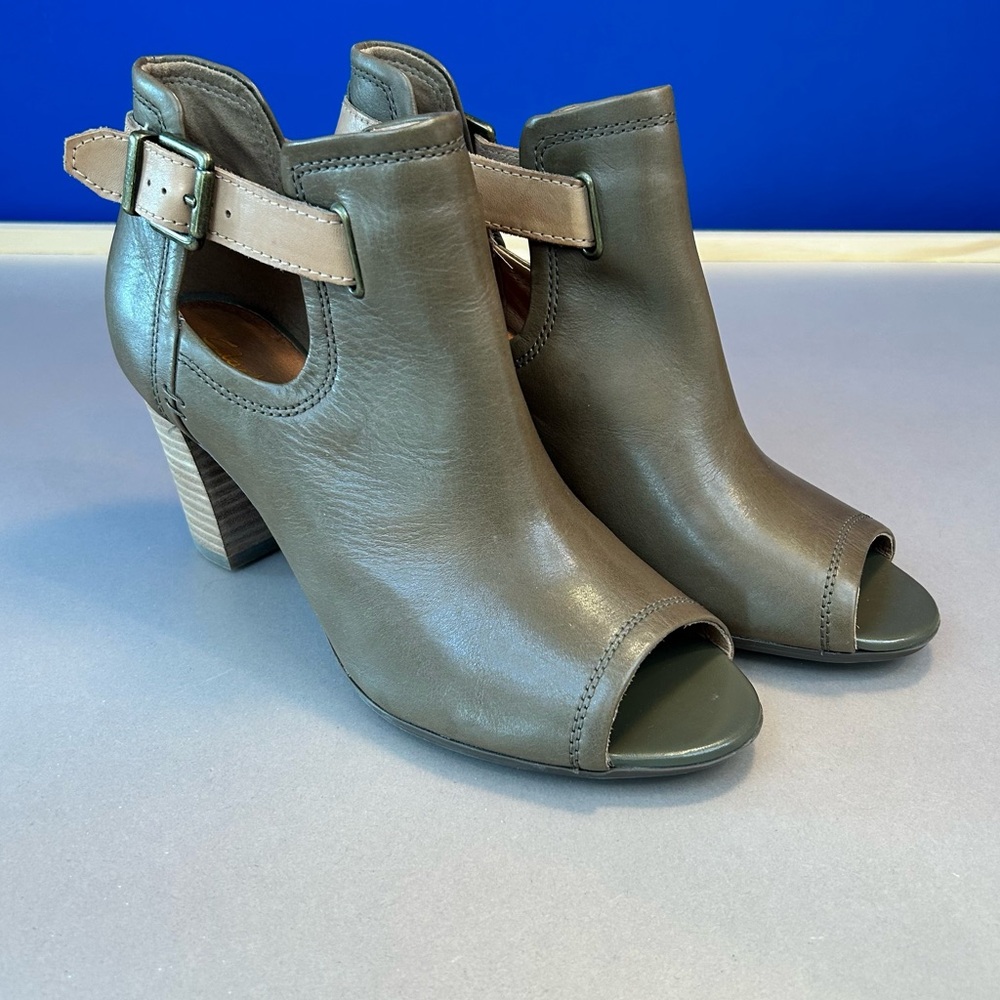 Clarks Taupe Brown Leather Open Toe Booties Stacked Heel Boots Women’s Size 10